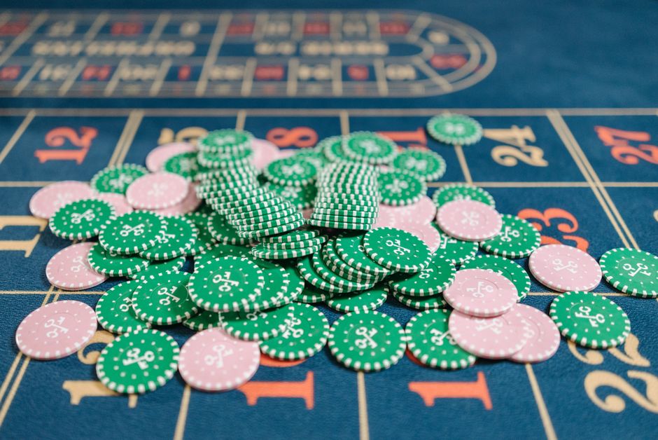 Casino ohne OASIS mit Freispielen 2026: Anbieter, Regeln & Risiken: Jetons und Bargeld am Spieltisch — Symbolbild für Ein- und Auszahlung im Online Casino