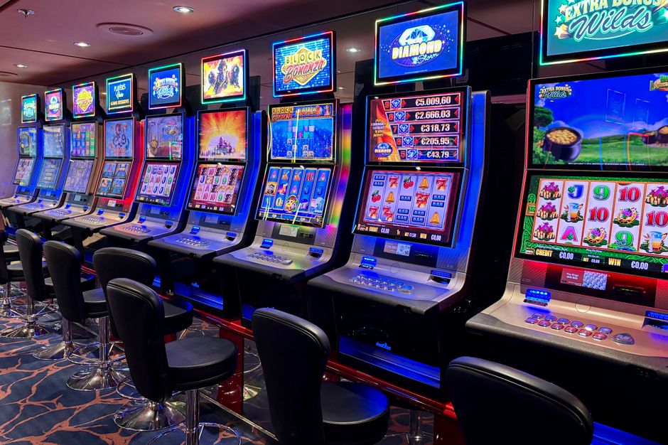 Casino ohne OASIS mit Freispielen 2026: Anbieter, Regeln & Risiken: abgedunkelter Casinosaal ohne Spielbetrieb — Symbolbild für Pause und verantwortungsvolles Spielen