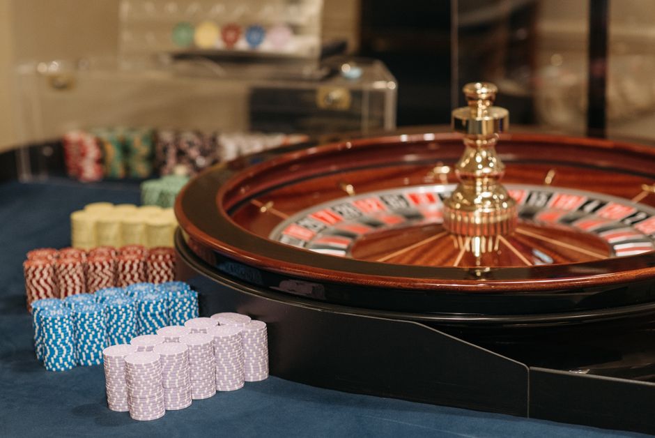 Casino ohne OASIS mit Freispielen 2026: Anbieter, Regeln & Risiken: Roulette-Kessel und Jetons auf einem Casinotisch — Symbolbild zum Bonusvergleich ohne Einzahlung